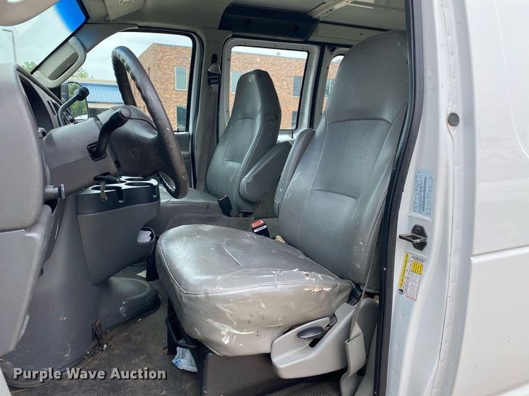 image for item MG9938 2007 Ford E150  van