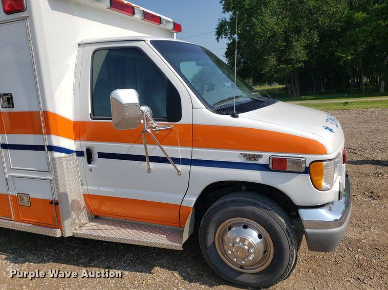 image for item MM9906 2001 Ford Econoline E350 Super Duty  ambulance