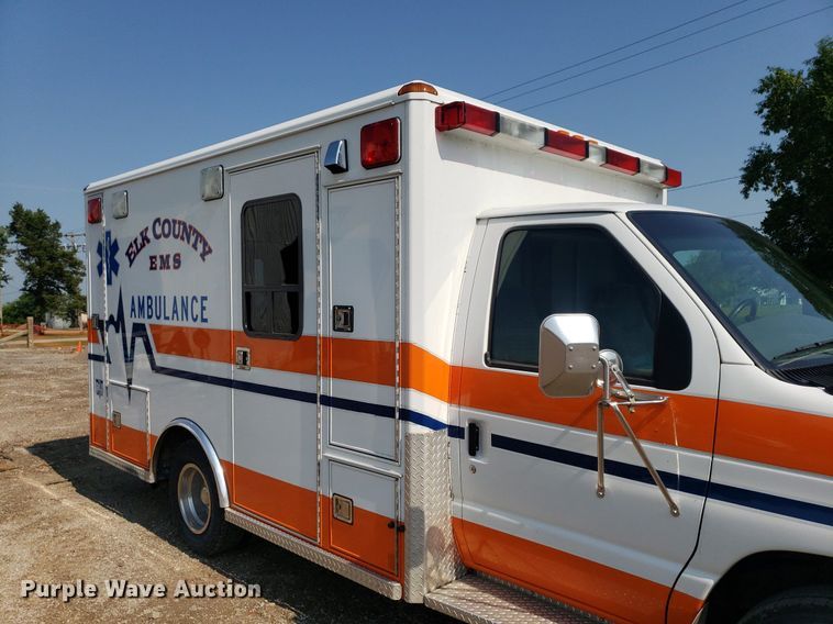 image for item MM9906 2001 Ford Econoline E350 Super Duty  ambulance