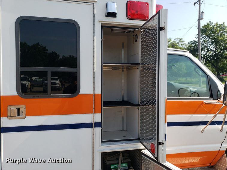 image for item MM9906 2001 Ford Econoline E350 Super Duty  ambulance