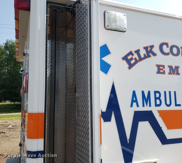 image for item MM9906 2001 Ford Econoline E350 Super Duty  ambulance