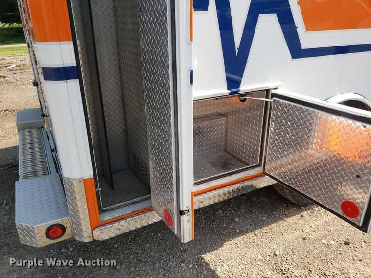 image for item MM9906 2001 Ford Econoline E350 Super Duty  ambulance