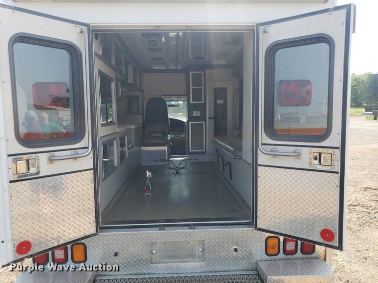 image for item MM9906 2001 Ford Econoline E350 Super Duty  ambulance