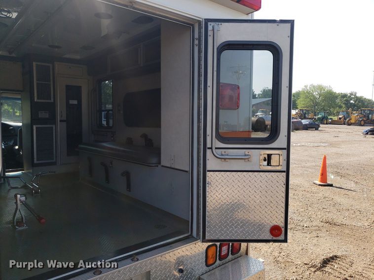 image for item MM9906 2001 Ford Econoline E350 Super Duty  ambulance