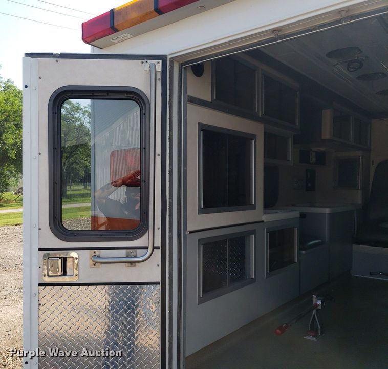 image for item MM9906 2001 Ford Econoline E350 Super Duty  ambulance