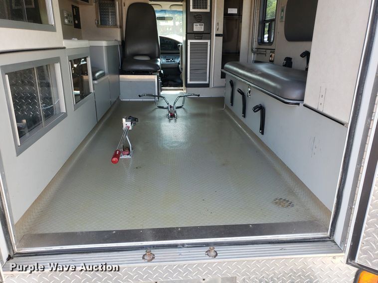 image for item MM9906 2001 Ford Econoline E350 Super Duty  ambulance