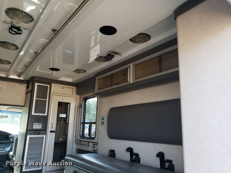 image for item MM9906 2001 Ford Econoline E350 Super Duty  ambulance