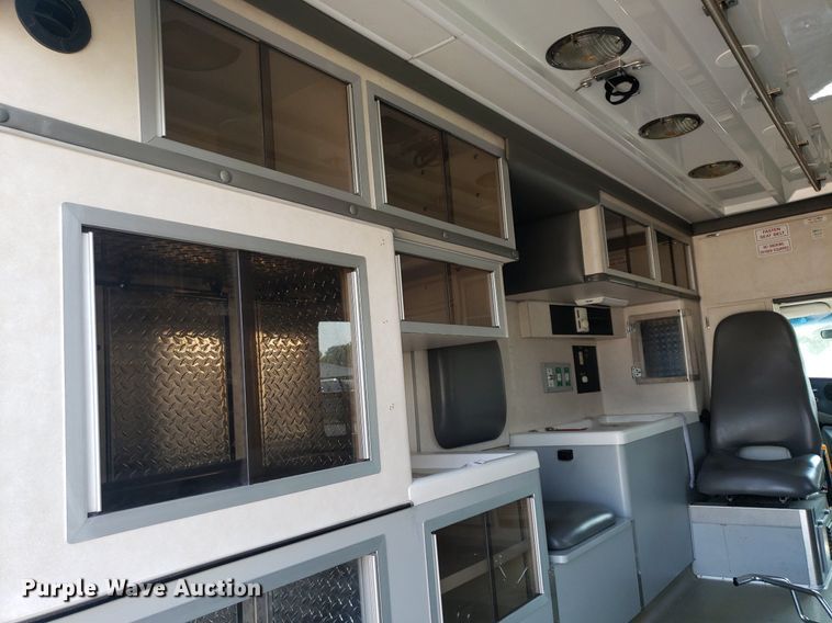 image for item MM9906 2001 Ford Econoline E350 Super Duty  ambulance