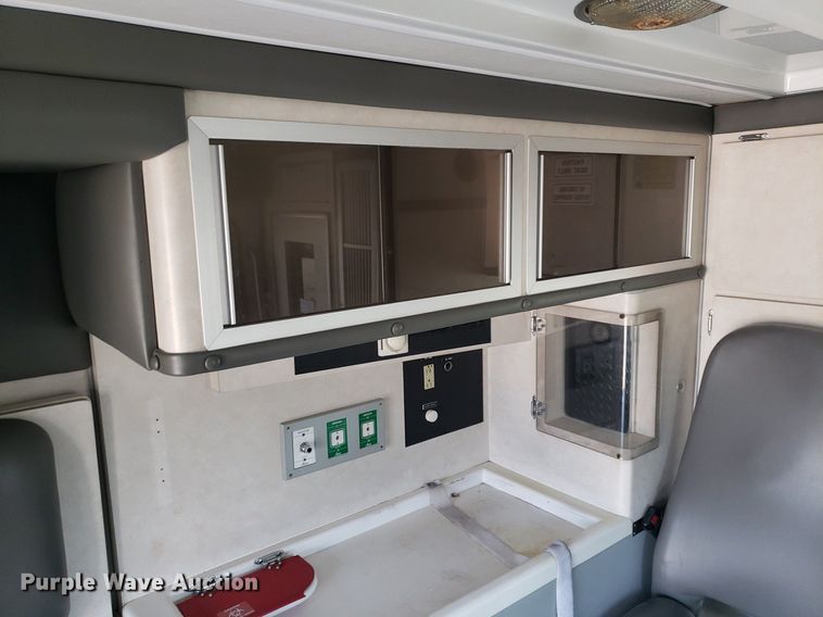 image for item MM9906 2001 Ford Econoline E350 Super Duty  ambulance