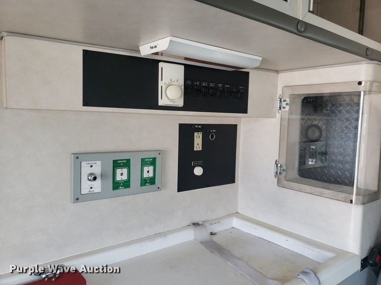 image for item MM9906 2001 Ford Econoline E350 Super Duty  ambulance