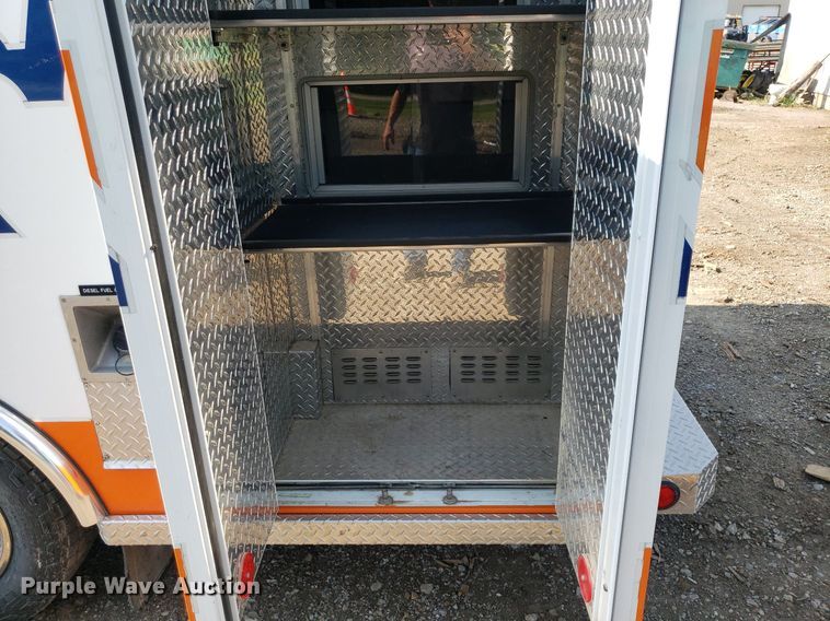 image for item MM9906 2001 Ford Econoline E350 Super Duty  ambulance
