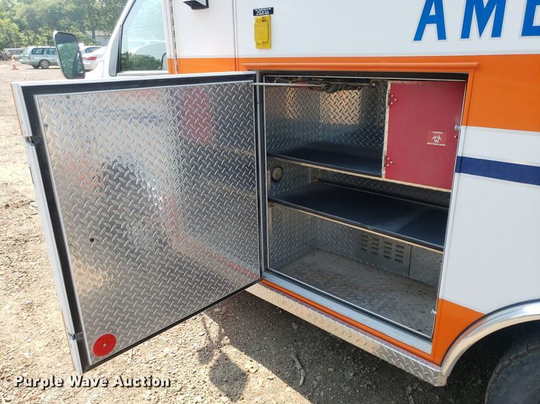 image for item MM9906 2001 Ford Econoline E350 Super Duty  ambulance