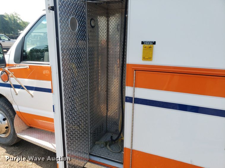 image for item MM9906 2001 Ford Econoline E350 Super Duty  ambulance