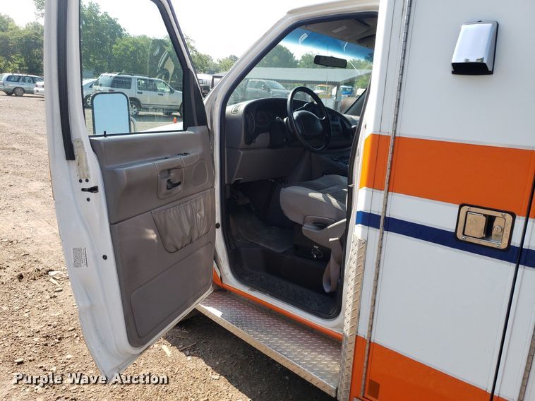 image for item MM9906 2001 Ford Econoline E350 Super Duty  ambulance