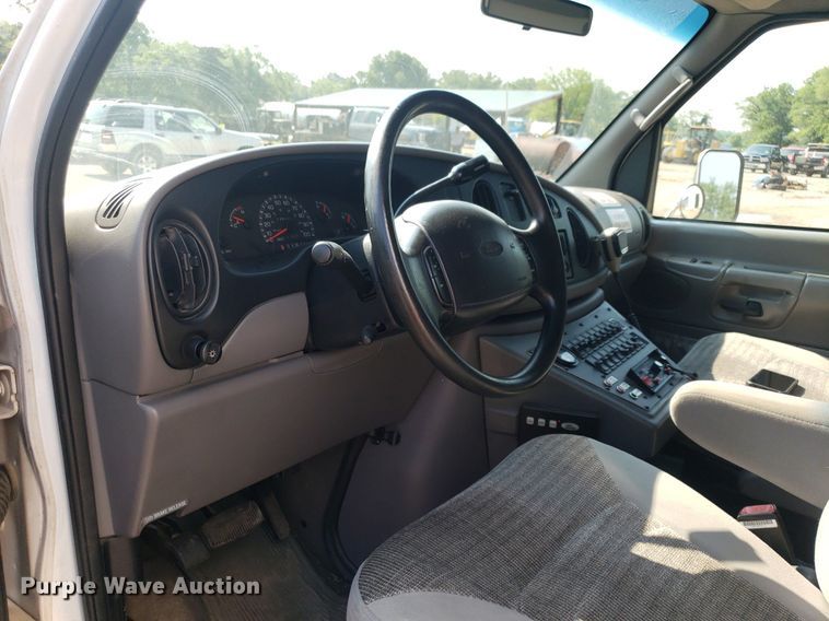 image for item MM9906 2001 Ford Econoline E350 Super Duty  ambulance