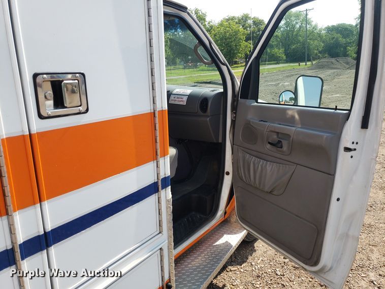 image for item MM9906 2001 Ford Econoline E350 Super Duty  ambulance