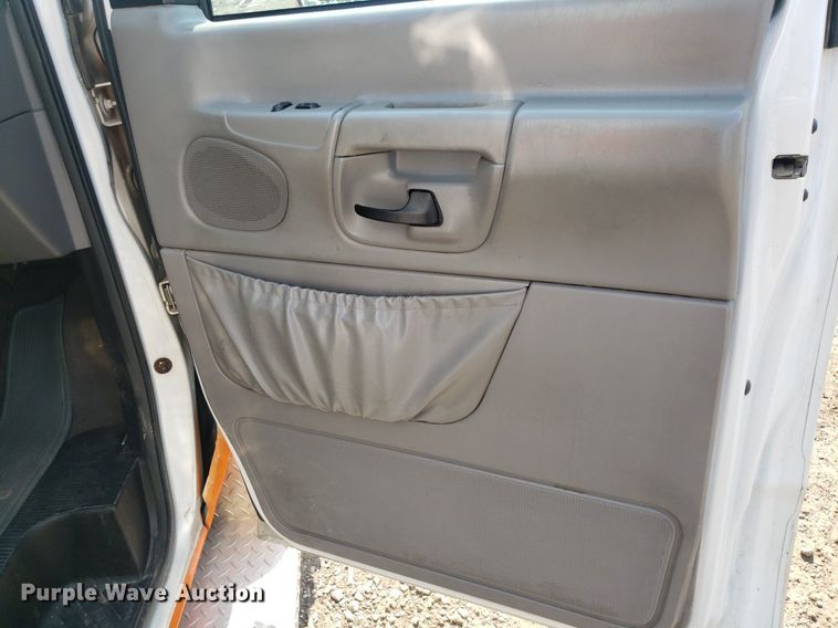 image for item MM9906 2001 Ford Econoline E350 Super Duty  ambulance