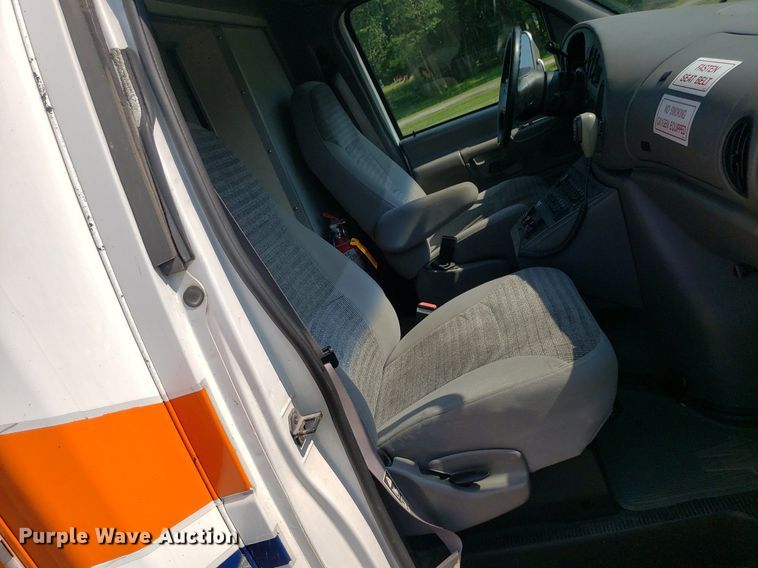 image for item MM9906 2001 Ford Econoline E350 Super Duty  ambulance
