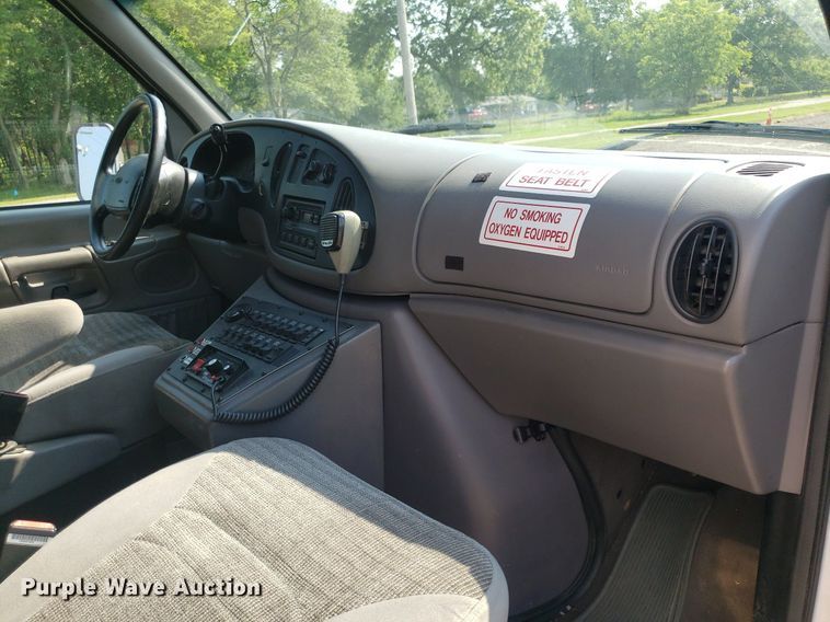 image for item MM9906 2001 Ford Econoline E350 Super Duty  ambulance