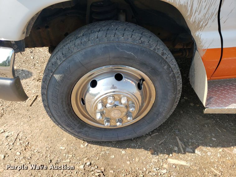 image for item MM9906 2001 Ford Econoline E350 Super Duty  ambulance