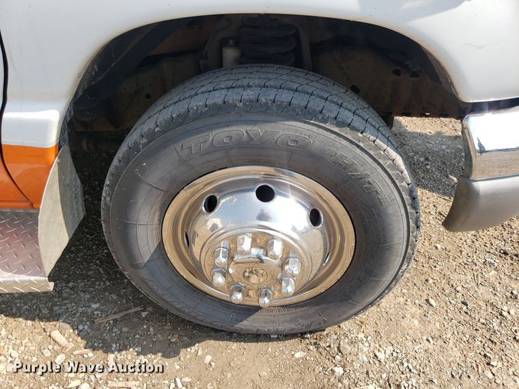 image for item MM9906 2001 Ford Econoline E350 Super Duty  ambulance