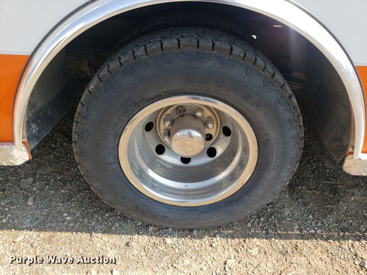 image for item MM9906 2001 Ford Econoline E350 Super Duty  ambulance