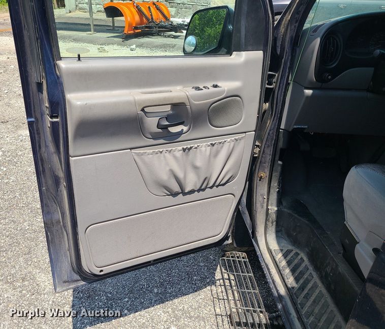 image for item MO9844 2001 Ford E350 Super Duty  van