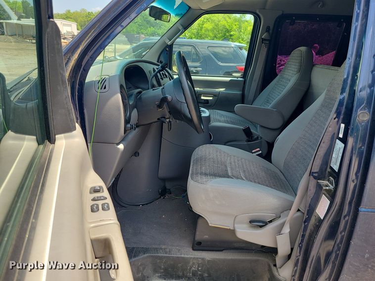 image for item MO9844 2001 Ford E350 Super Duty  van