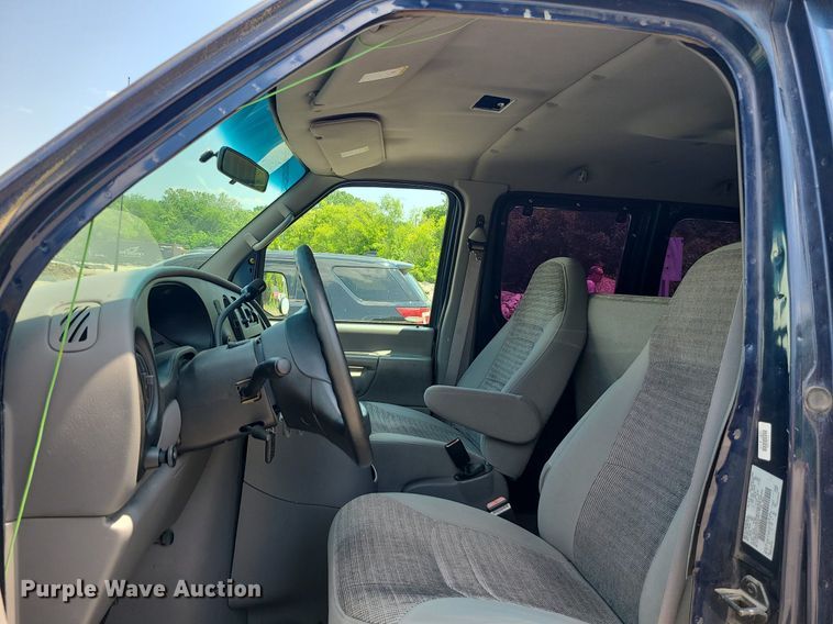 image for item MO9844 2001 Ford E350 Super Duty  van