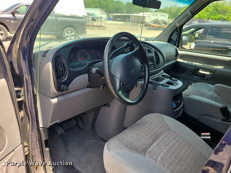 image for item MO9844 2001 Ford E350 Super Duty  van