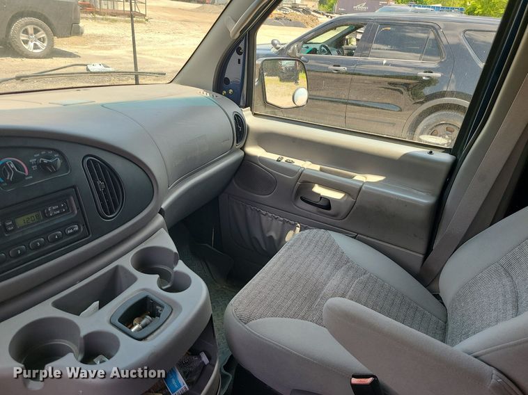 image for item MO9844 2001 Ford E350 Super Duty  van