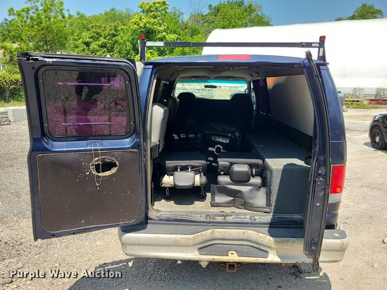 image for item MO9844 2001 Ford E350 Super Duty  van