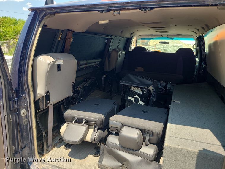 image for item MO9844 2001 Ford E350 Super Duty  van