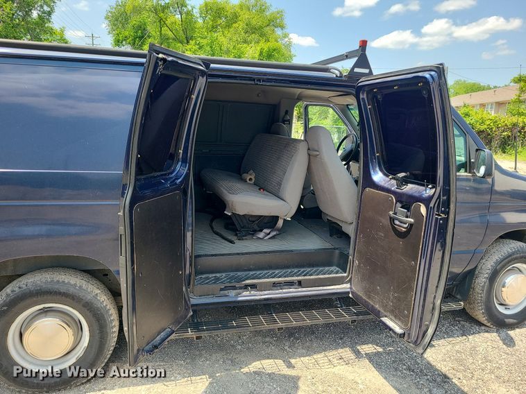 image for item MO9844 2001 Ford E350 Super Duty  van