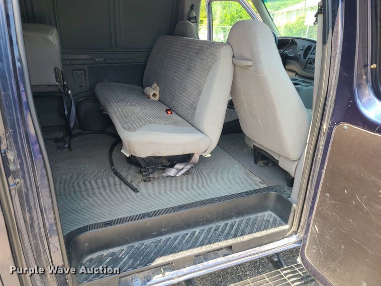 image for item MO9844 2001 Ford E350 Super Duty  van