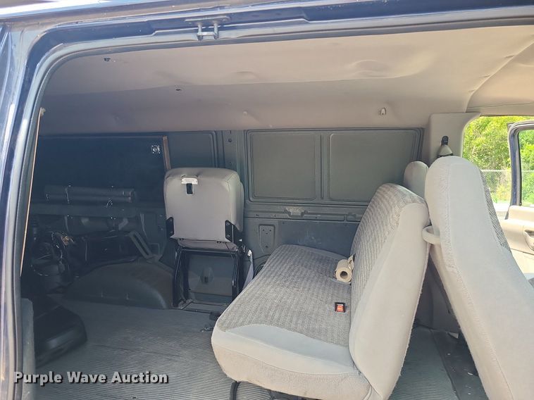 image for item MO9844 2001 Ford E350 Super Duty  van