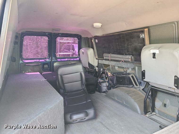 image for item MO9844 2001 Ford E350 Super Duty  van