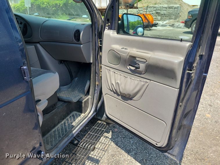 image for item MO9844 2001 Ford E350 Super Duty  van