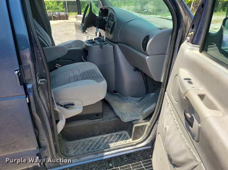 image for item MO9844 2001 Ford E350 Super Duty  van