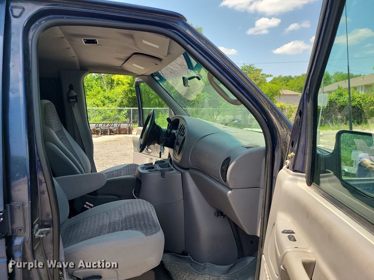 image for item MO9844 2001 Ford E350 Super Duty  van