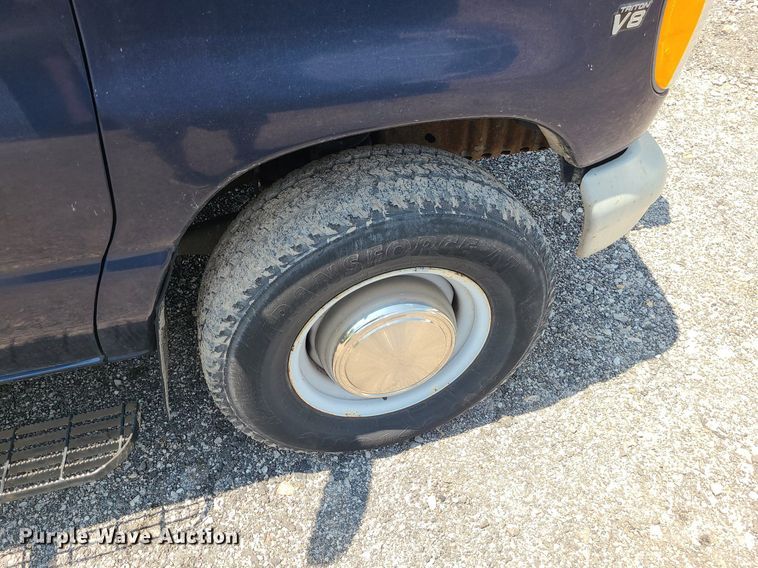 image for item MO9844 2001 Ford E350 Super Duty  van