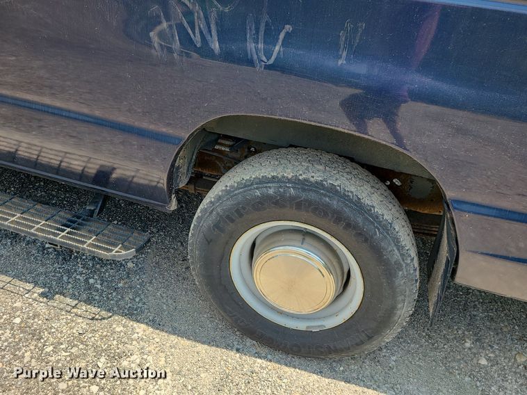 image for item MO9844 2001 Ford E350 Super Duty  van