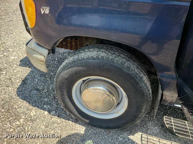 image for item MO9844 2001 Ford E350 Super Duty  van