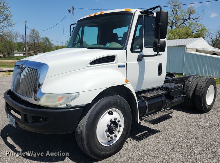 image for item MW9714 2008 International DuraStar 4300  truck cab and chassis