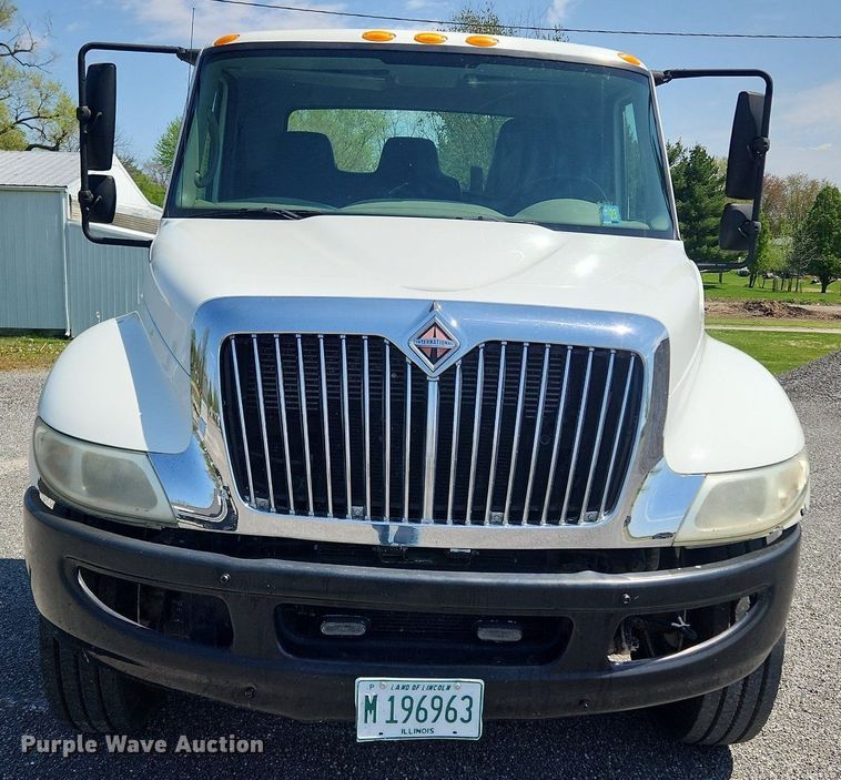 image for item MW9714 2008 International DuraStar 4300  truck cab and chassis