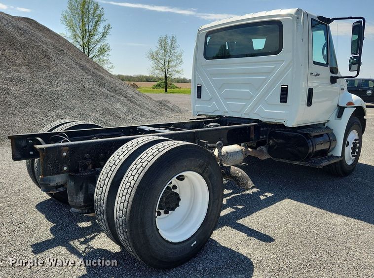 image for item MW9714 2008 International DuraStar 4300  truck cab and chassis