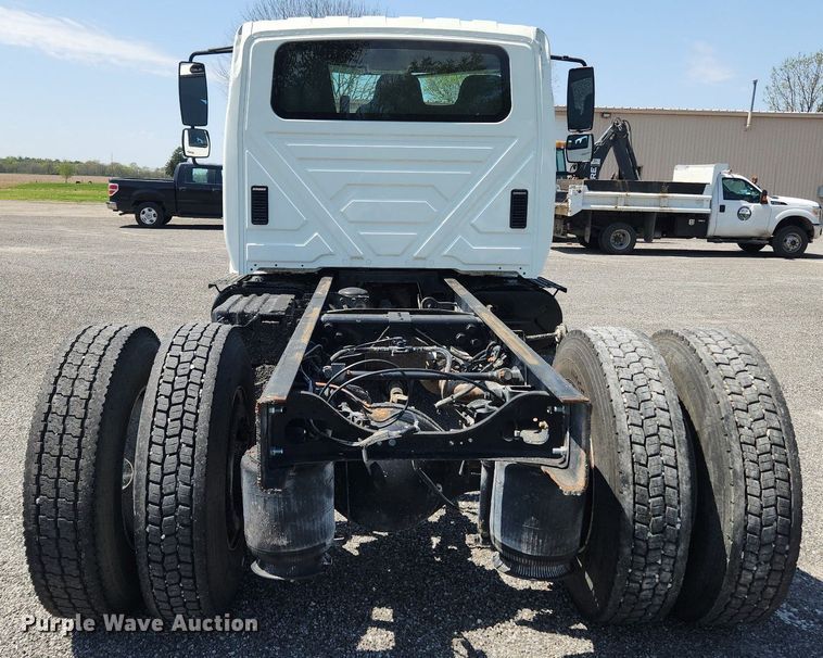 image for item MW9714 2008 International DuraStar 4300  truck cab and chassis