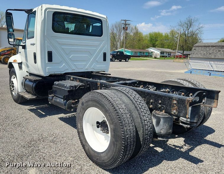 image for item MW9714 2008 International DuraStar 4300  truck cab and chassis