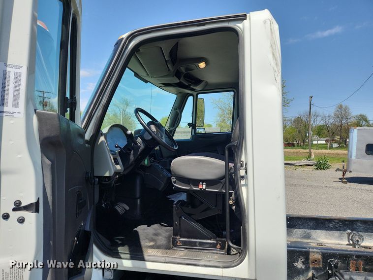 image for item MW9714 2008 International DuraStar 4300  truck cab and chassis