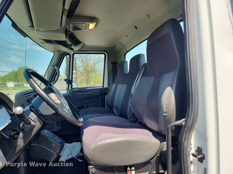 image for item MW9714 2008 International DuraStar 4300  truck cab and chassis